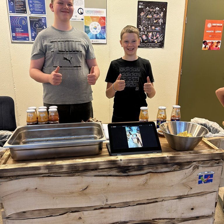 Hot brós -  hot sauce, snakk og  kjúklingavængir