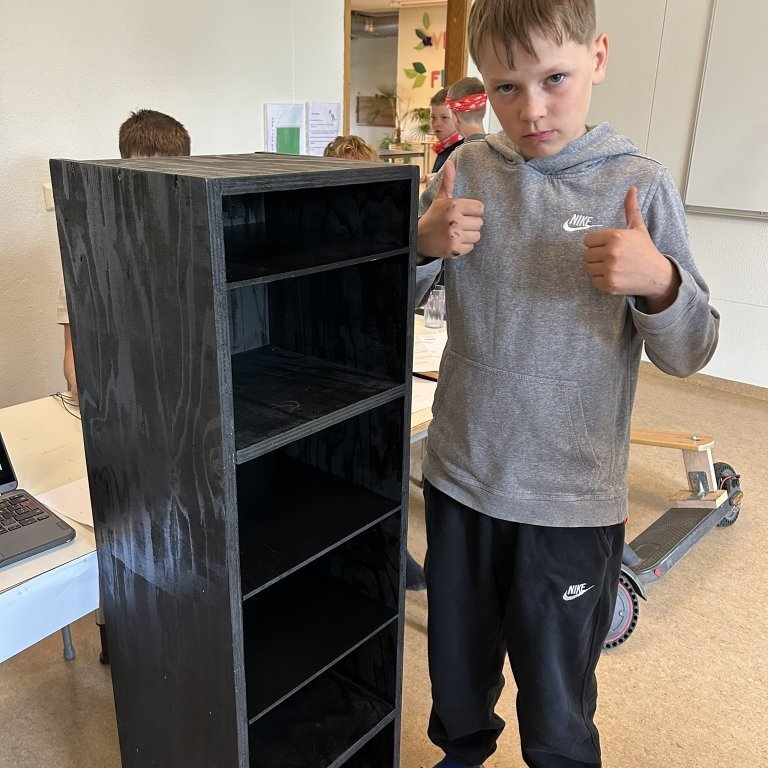 Hilmar Logi smíðaði og málaði skóhillu.