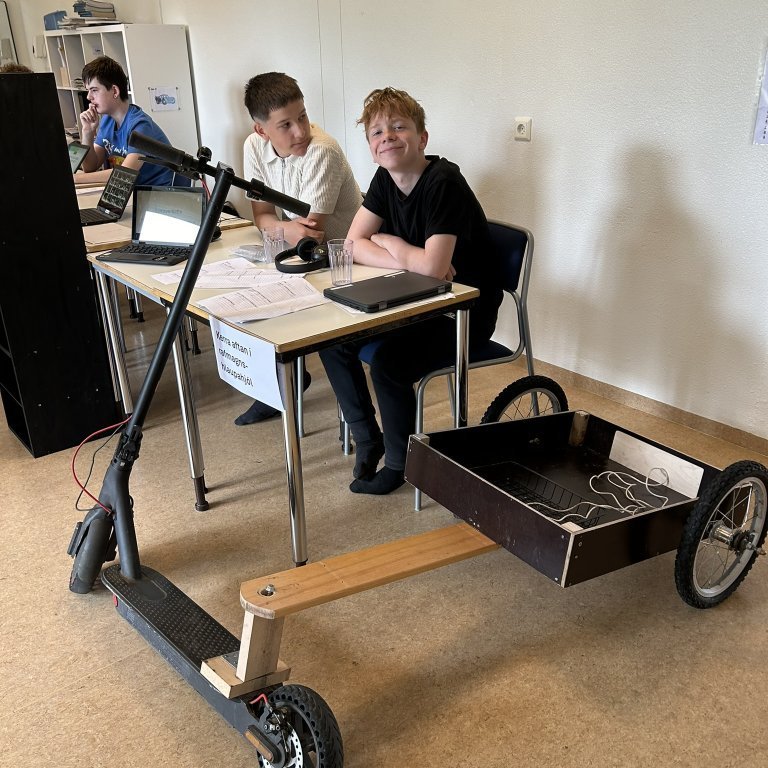 Tinni og Garðar hönnuðu kerru aftan á rafmagnshlaupahjól.