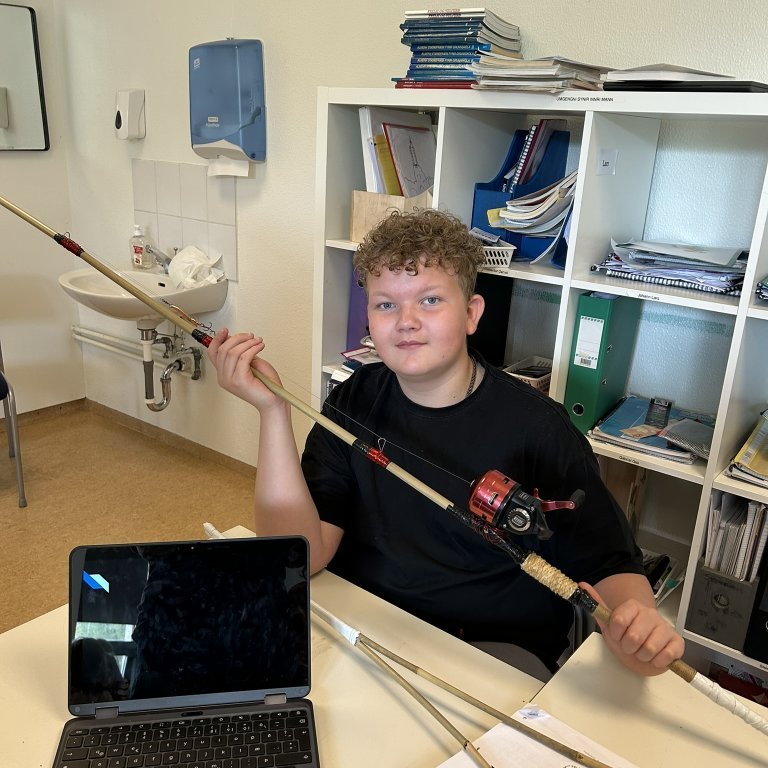 Símon gerði veiðistöng ur bambus.