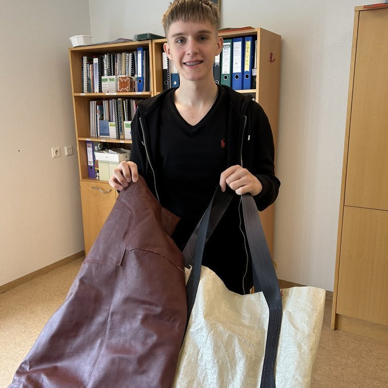 Ari hannaði og saumaði boxpúða