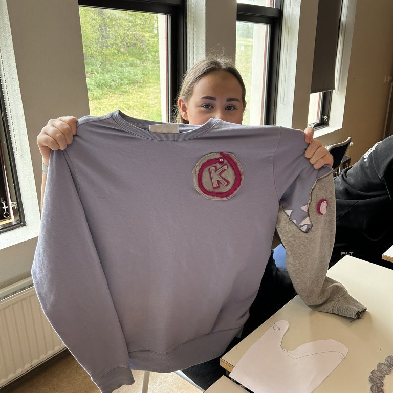 Jona Þyrí gerði logó á peysu fyrir Ormakastið (Podkast)