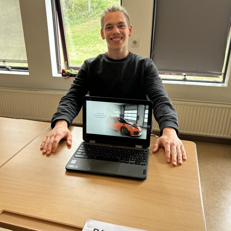 András stúderaði bíla og ýmsilegt tengt þeim.