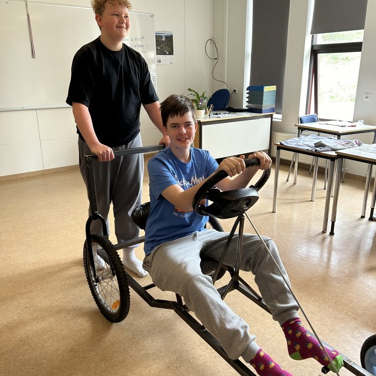 Egill gerði stýribúnað og sæti á kassabílagrind.