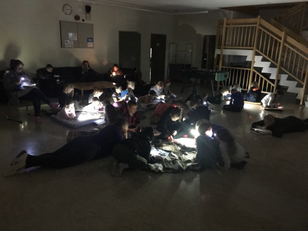 Vasaljósalestur nemenda á sal