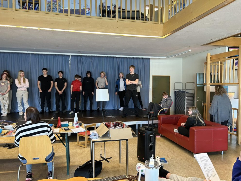 Mikil stemming er í nemendum við undirbúning árshátíðar.