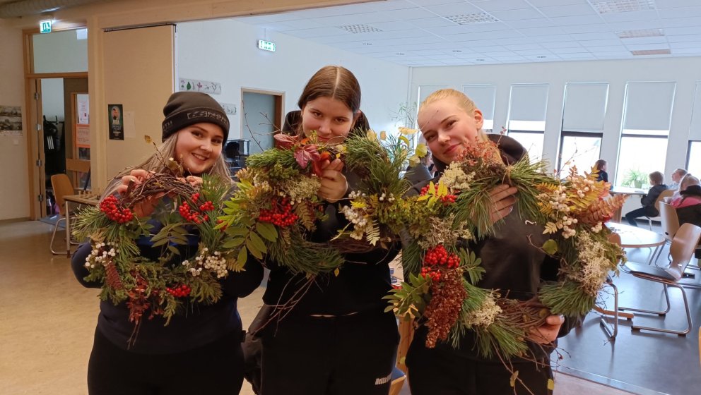 Nemendur á elsta stigi fóru á stúfana á dögunum og söfnuðu efnivið í þessa fallegu haustkransa.