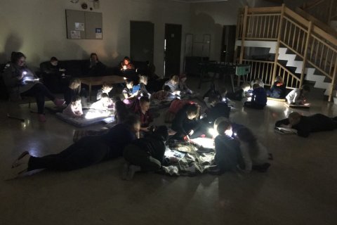 Vasaljósalestur nemenda á sal