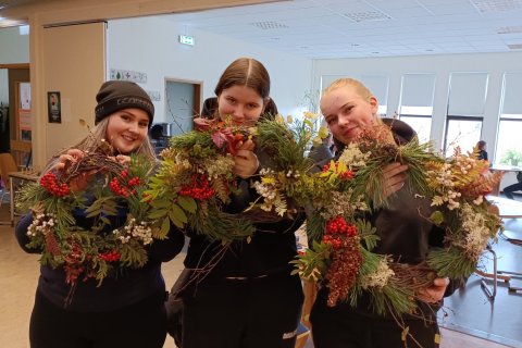 Nemendur á elsta stigi fóru á stúfana á dögunum og söfnuðu efnivið í þessa fallegu haustkransa.